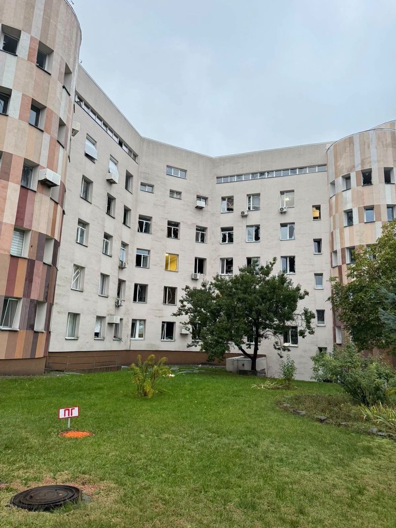 В Киеве российская атака повредила роддом, в укрытии родился ребенок