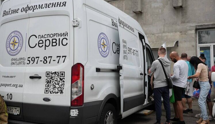 Атака РФ на Киев: Госмиграция и ГП "Документ" развернули мобильный центр для людей, потерявших документы. ФОТО