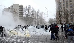 Российские силовики провели учения в Смоленске в условиях массовых беспорядков: по легенде, люди получили квитанции ЖКХ с завышенными ценами. ВИДЕО
