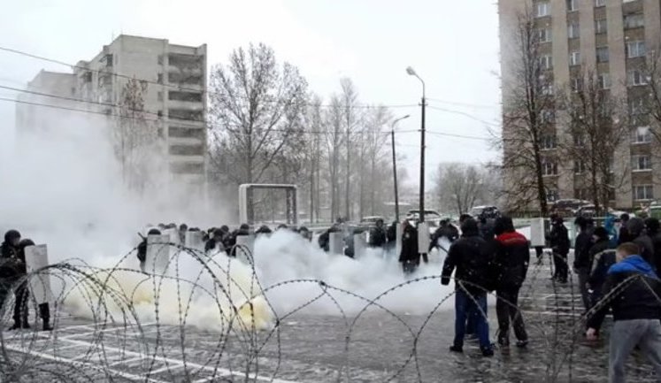 Российские силовики провели учения в Смоленске в условиях массовых беспорядков: по легенде, люди получили квитанции ЖКХ с завышенными ценами. ВИДЕО
