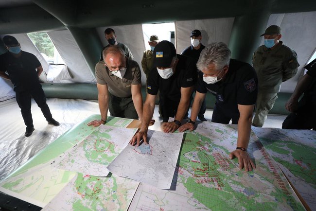 Поліція оцінює обсяг збитків, завданих лісовою пожежею на Луганщині, - Аваков 04 Поліція оцінює обсяг збитків, завданих лісовою пожежею на Луганщині, - Аваков 04