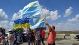 Український і кримськотатарський прапори привезли в рамках щорічного "мотопробігу Єдності" на адмінмежу з окупованим Кримом. ФОТОрепортаж