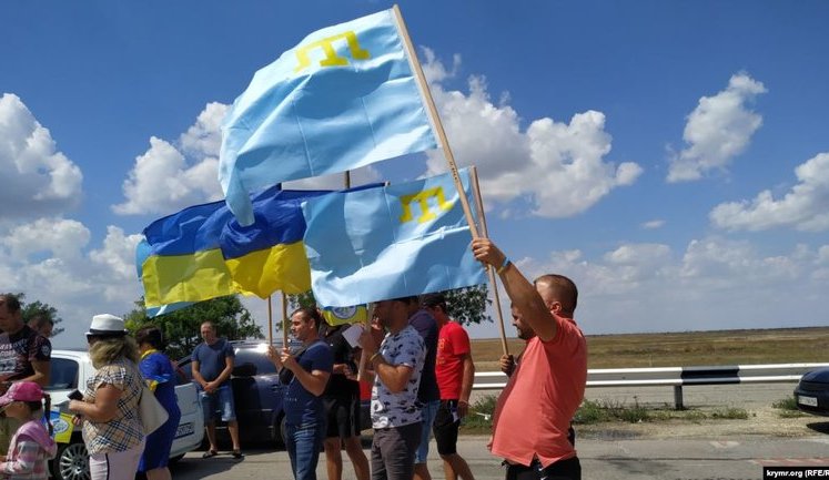 Український і кримськотатарський прапори привезли в рамках щорічного "мотопробігу Єдності" на адмінмежу з окупованим Кримом. ФОТОрепортаж