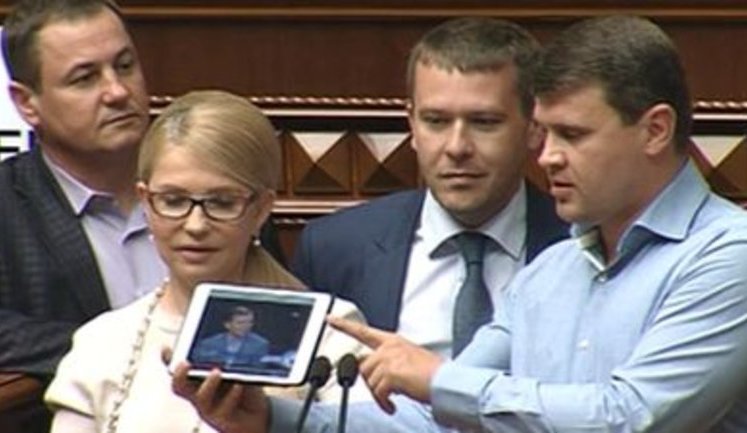 "Эта скотыняка говорила, что будет гордиться президентом Тимошенко", - лидер "Батькивщины" и Ляшко повздорили во время заседания Рады. ВИДЕО