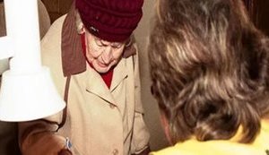 "Вони тут гуляють, п'ють, а ми здихаємо без роботи! А з нас ще вимагають плату за комунальні послуги. Як нам жити далі?!", - мешканка окупованого Донецька. АУДІО