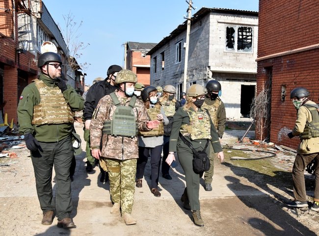 Віцемаршалок Сейму Польщі Госієвська і віцеспікер Сейму Литви Саударгас відвідали зруйноване найманцями РФ Широкине 07