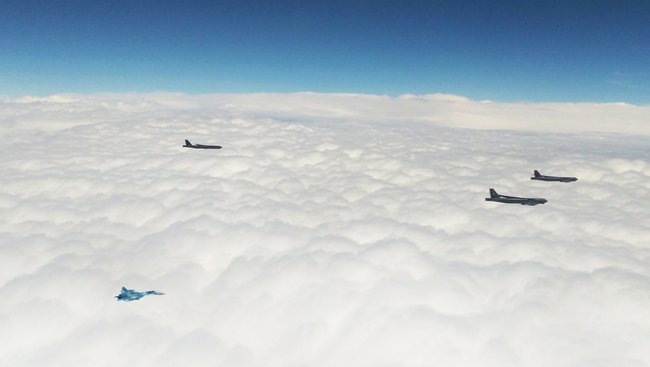 Американские стратегические бомбардировщики B-52 впервые пролетели над Украиной 02