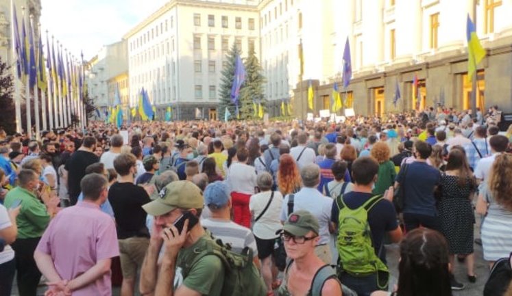 Під Офісом Зеленського в Києві відбувається акція протесту проти умов припинення вогню на Донбасі. ВІДЕО+ФОТОрепортаж
