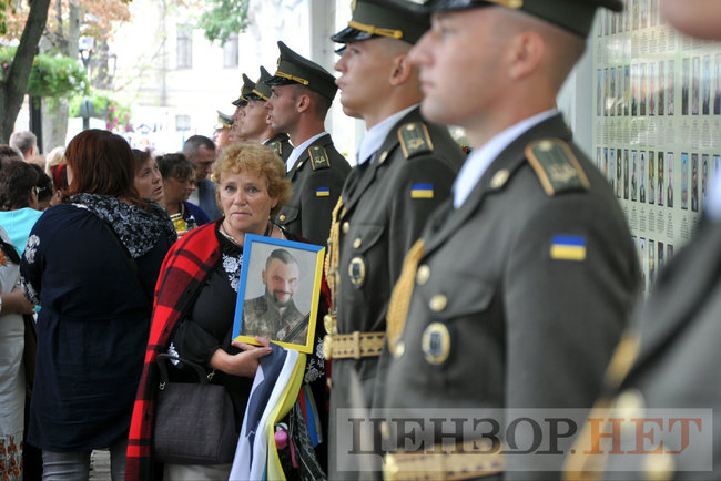 Антивандальний термінал памяті всіх загиблих у війні з РФ відкрили в Києві біля Стіни памяті 42