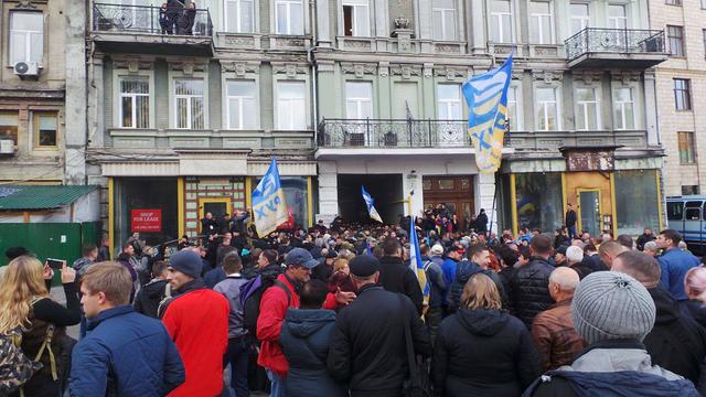 Правоохранители блокировали нардепов и активистов, которые пытались пронести палатки для митингующих под Радой 04