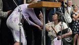 В Боярке женщина упала на колени перед Тимошенко с просьбой дать денег на операцию мужу. ФОТОрепортаж.