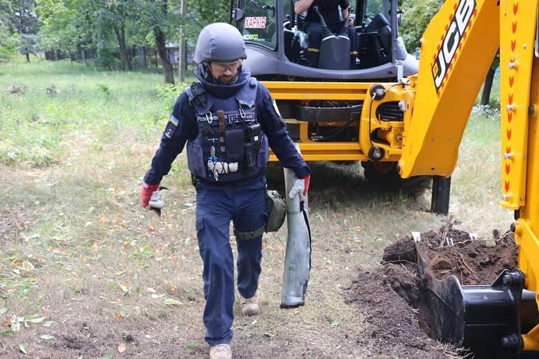 Последствия сегодняшнего вражеского обстрела Салтовского района Харькова 05