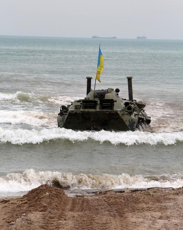 Одесские курсанты отработали вождение боевых машин на плаву 04 Одесские курсанты отработали вождение боевых машин на плаву 04
