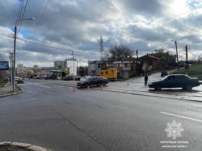 На території АЗК у Харкові вибухнула та спалахнула автівка 04