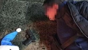 Пьяный турист в шапке Деда Мороза устроил стрельбу из пистолета в центре Львова