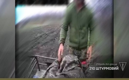 Бійці 210-го ОШП евакуювали наземним роботом пораненого бійця з-під обстрілів. ВIДЕО
