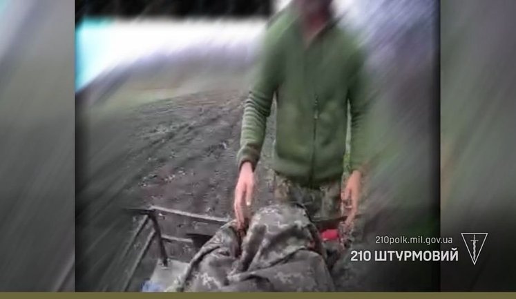 Бойцы 210-го ОШП эвакуировали наземным роботом раненого бойца из-под обстрелов. ВИДЕО