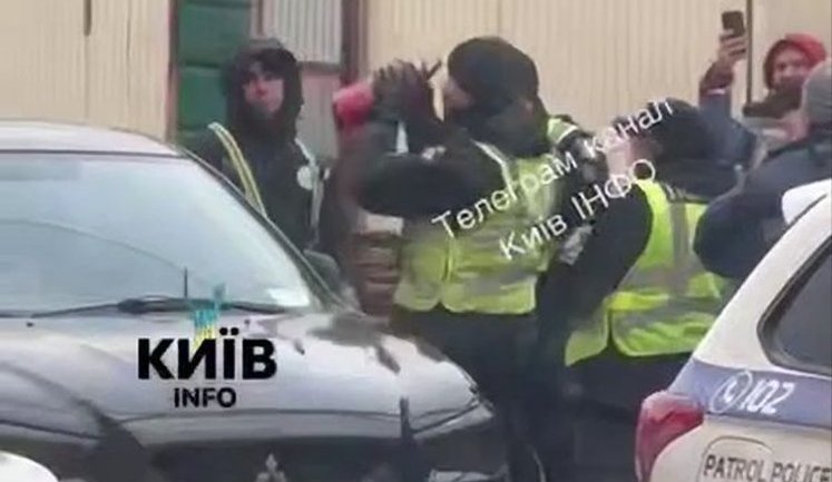 В Киеве патрульные огнетушителем выбили окно автомобиля и задержали его водителя. ВИДЕО