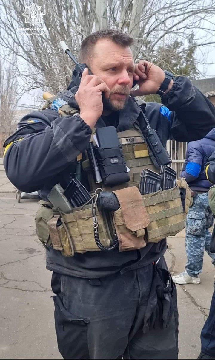 Очільник патрульної поліції Маріуполя Михайло Вершинін: Мої підлеглі евакуйовували жінок з розбитого після авіаудару пологового. Хтось ніс поранену вагітну, хтось – дитину, синю від холоду 01