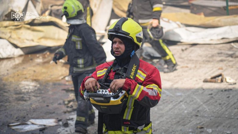 ДСНС завершила ліквідацію масштабної пожежі після російської атаки на Київщину