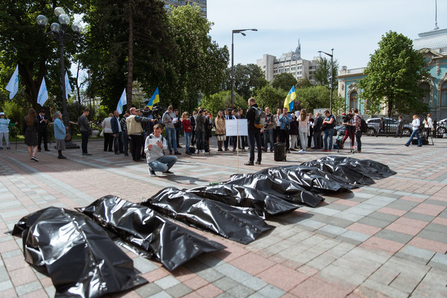 Під Раду принесли трупи жертв ДТП 02