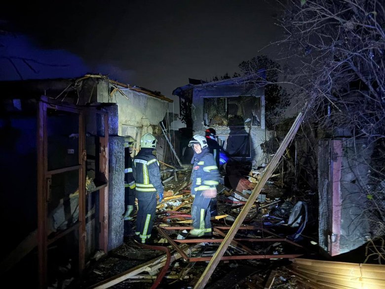 Нічна атака на Одесу: четверо поранених, пошкоджені будівлі