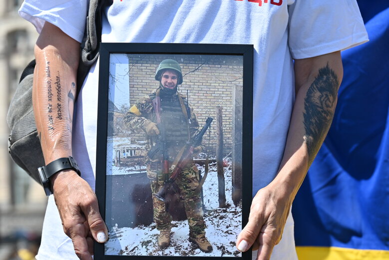 Родные павших защитников Украины потребовали создать под Киевом военное кладбище 09