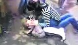 В Одессе 13-летняя школьница била головой об асфальт одноклассницу. Толпа детей вокруг радовалась и материлась. ФОТО