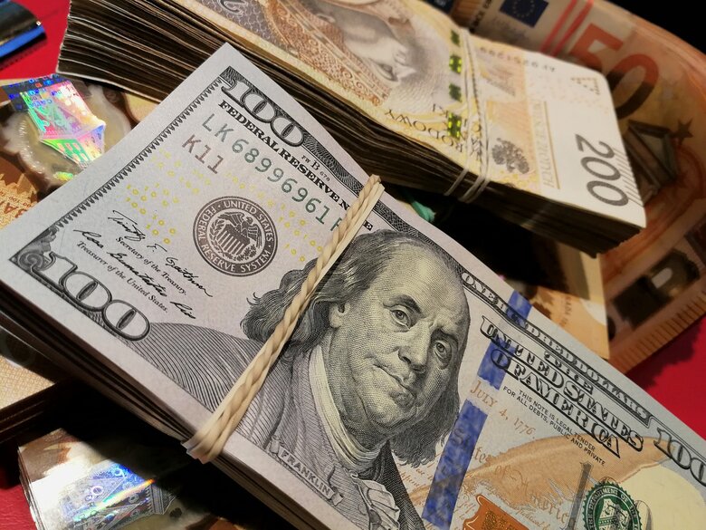 Курс долара рекордно зріс щодо гривні