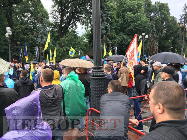 Правительственный квартал Киева заблокирован из-за акции протеста владельцев евроблях: Требуем доступного растаможивания 16