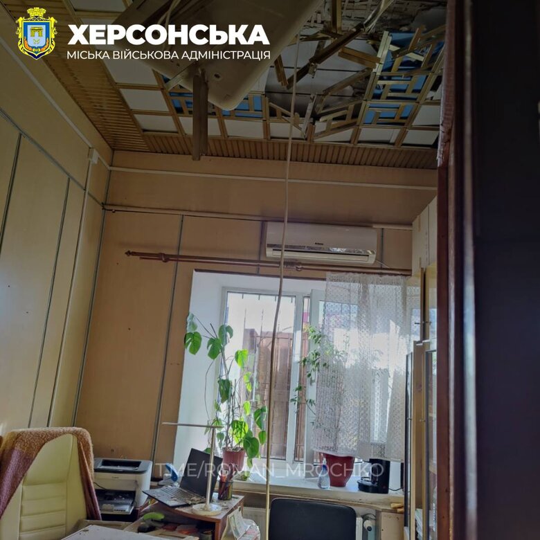 В результате обстрела Херсона 27 октября повреждено помещение территориального центра социального обслуживания населения 08