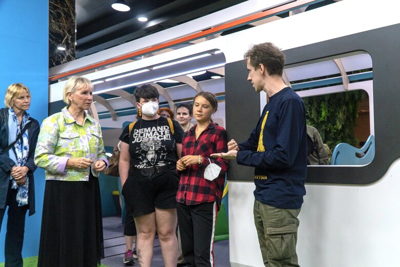 Укрзализныця подарила экоактивистке Тунберг кепку из переработанного постельного белья 04