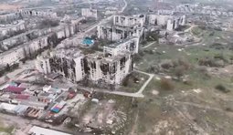 зруйнований квартал багатоповерхівок в Олешках