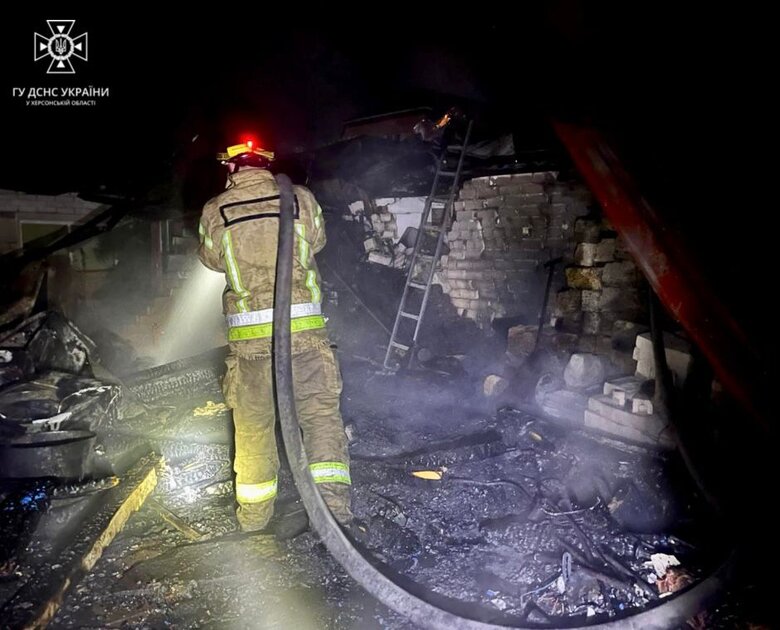 Обстріли Херсонщини: ворог поцілив у житлові квартали, гуманітарний штаб та об’єкт критичної інфраструктури, є поранені 04
