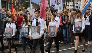 В оккупированном Севастополе два "Бессмертных полка" не поделили портреты участников войны