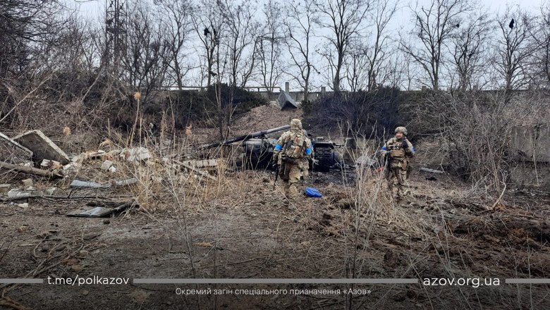 Азовцы показали уничтоженную технику россиян в Мариуполе 03