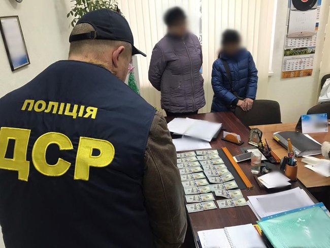 Главу обєднаної тергромади затримано на Херсонщині на одержанні 2 тис. дол. хабаря, - Нацполіція 02