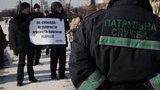 В Харькове Януковича встретили пикетом. 30 человек в окружении заградотряда милиции требовали от Президента выполнения его же обещаний. ФОТОрепортаж