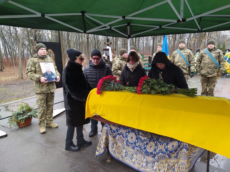 У Кропивницькому попрощалися з пілотом штурмовика Олександром Жибровим, який спрямував свій літак на скупчення ворожої техніки 06