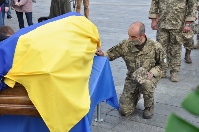 С погибшим Героем Украины Тарасом Матвиивым простились на Майдане Незалежности в Киеве 75