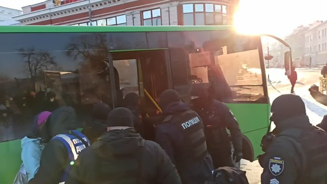 У Києві спробували провести акцію протесту проти насильства з боку правих екстремістів: мітингувальників затримала поліція за порушення локдауну 02