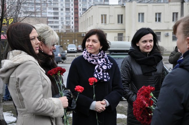 Учасники АТО та мешканці Києва поклали на Троєщині квіти до памятника Воїну-добровольцю 21