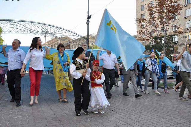 День крымскотатарского флага отметили праздничным шествием в центре столицы 16 День крымскотатарского флага отметили праздничным шествием в центре столицы 16
