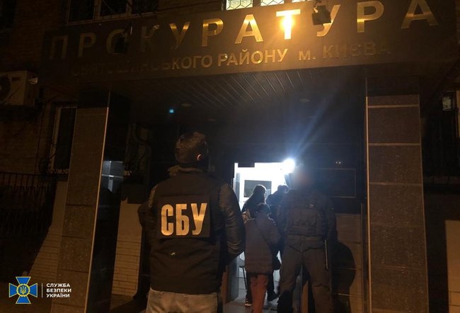 Прокурор и инспектор Нацполиции вымогали $10 тыс. взятки за снятие ареста с недвижимости в Киеве, - СБУ 01
