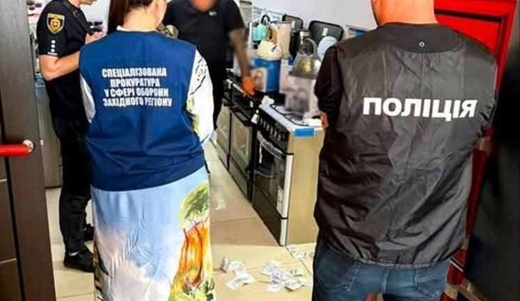 Екскерівник ТЦК та його спільник обіцяли за $6 тисяч "вирішити" питання з мобілізацією на Рівненщині