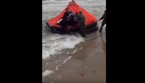 "Где скорая помощь? Быстро в теплое помещение!": появилось видео спасения пассажиров затонувшего в Затоке катера. ВИДЕО