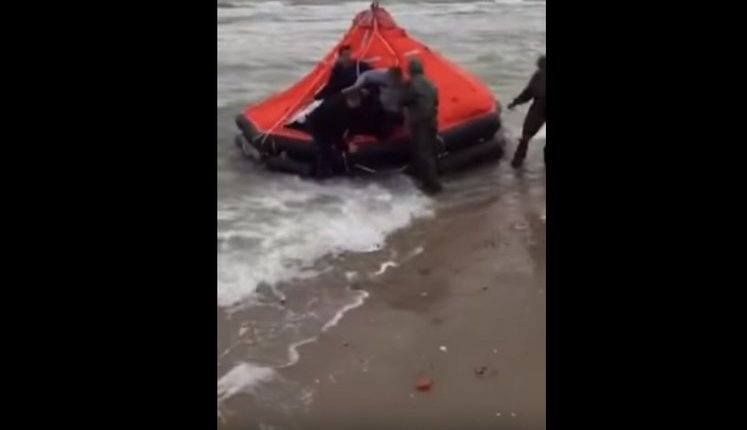 "Где скорая помощь? Быстро в теплое помещение!": появилось видео спасения пассажиров затонувшего в Затоке катера. ВИДЕО