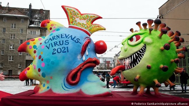 Навальний бє Путіна в пах і голий Трамп на рожні: Дюссельдорфом провезли сатиричні вози 03