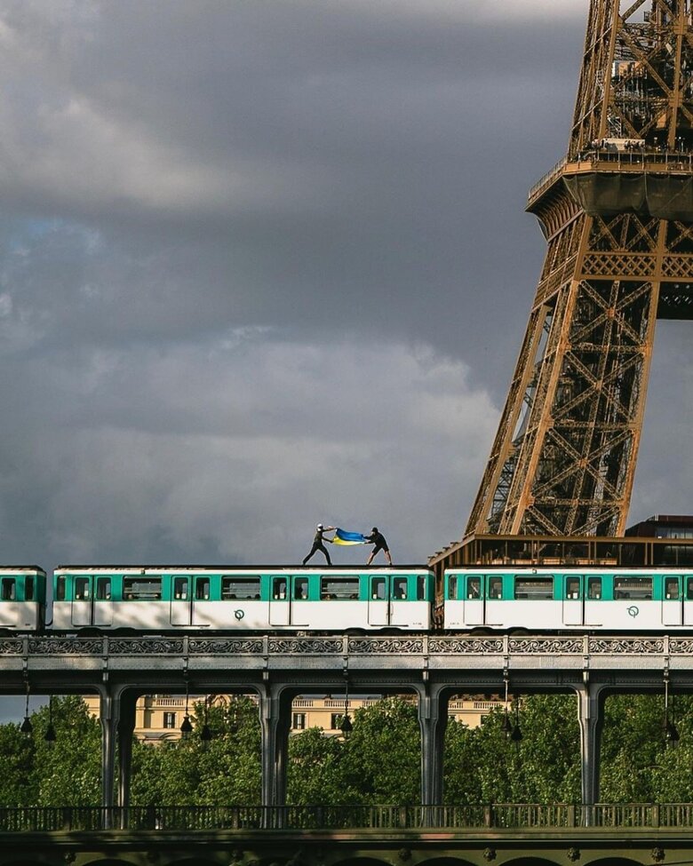 Extreme artist unfurls Ukrainian flag on Paris subway roof 01