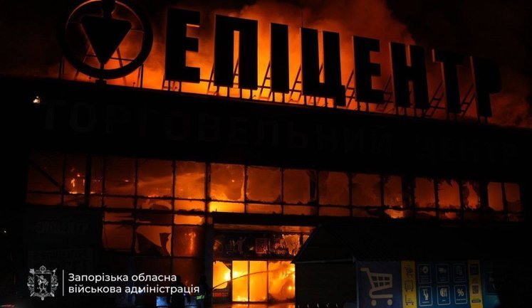 Нічна атака дронів на Запоріжжя: знищено "Епіцентр", пошкоджено будинок, є знеструмлення. ВІДЕО+ФОТОрепортаж
